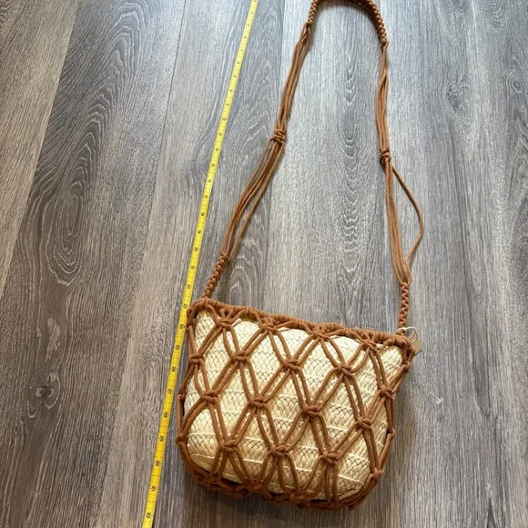Universal Threads Cream and Brown Woven Crossbody Bag - Picture 8 of 8